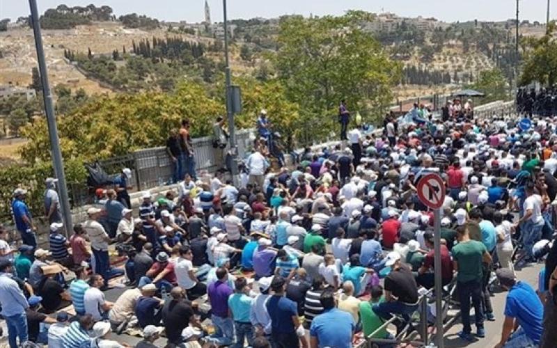 آلاف المقدسيين يصلون الجمعة في محيط الأقصى