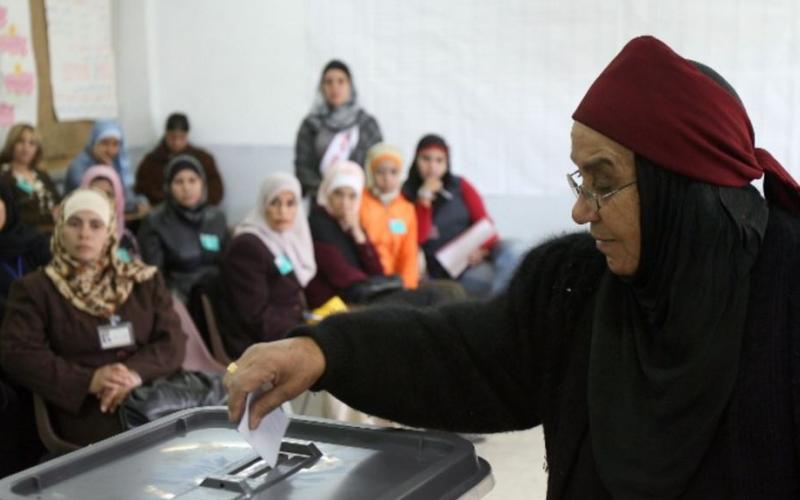 عوائق قانونية واجتماعية أمام مشاركة المرأة في الانتخابات