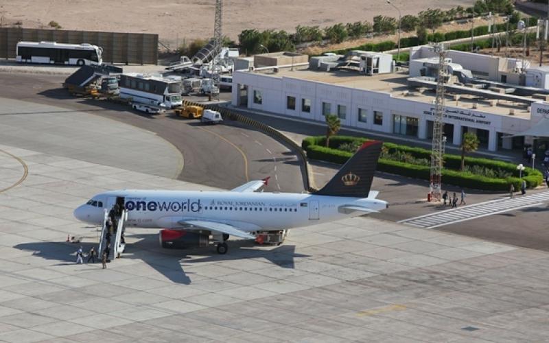 طائرة تتجاوز مدرج الهبوط بمطار الملك حسين