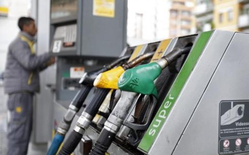 الحكومة ترفع أسعار البنزين والديزل وتخفض سعر الكاز