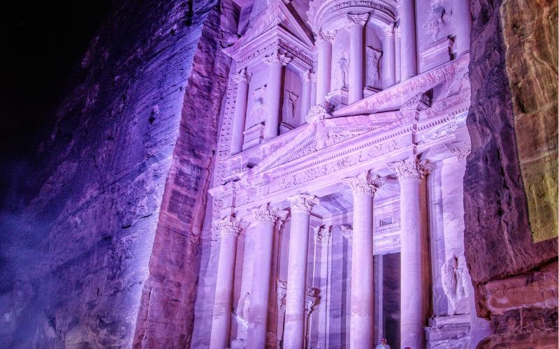 البترا تستقبل زوارها على أضواء الشموع