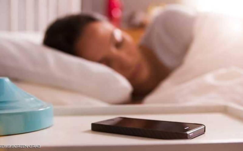 تحذيرات صحية من النوم قرب الهواتف المحمولة