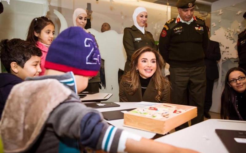 الملكة رانيا العبدالله تفاجئ موقع مبادرة حرير الإنسانية بزيارة