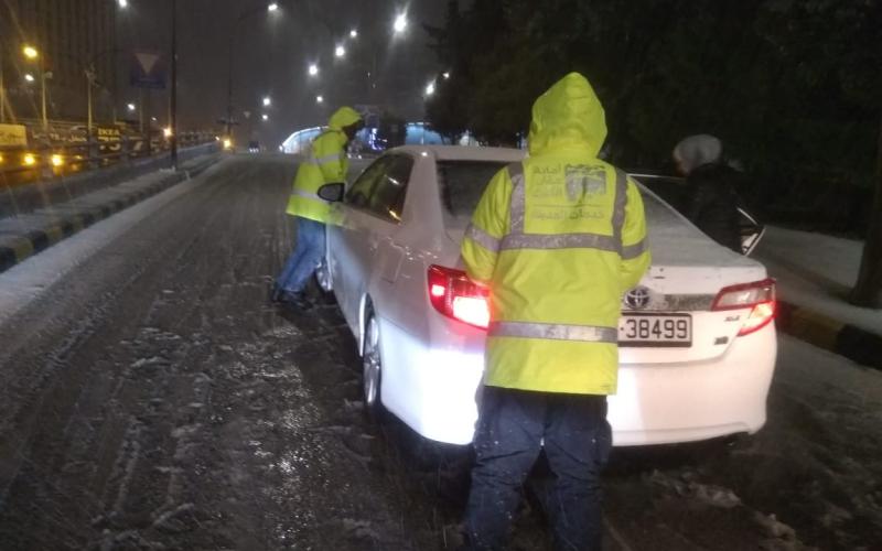انقاذ 100 شخصا علقو في الطرقات بسبب الثلوج