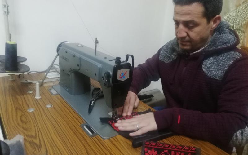 لاجئ سوري يحصل على براءة اختراع في مخدة للركبة
