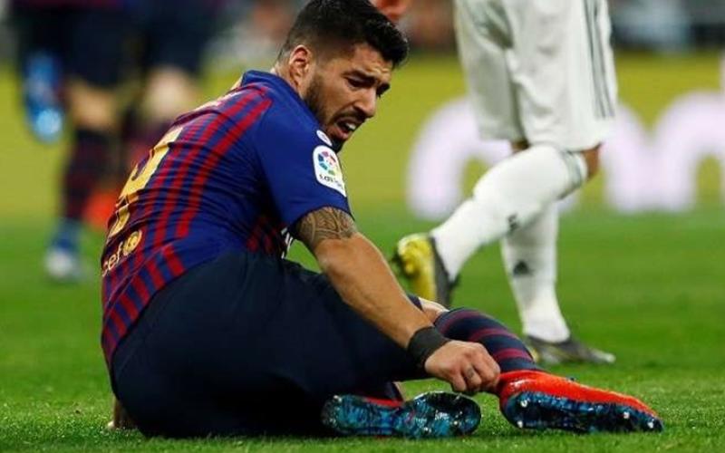 سواريز يغيب عن برشلونة بسبب الإصابة