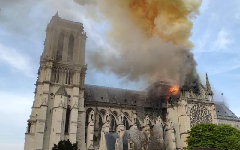 انهيار كلي لسقف كاتدرائية نوتردام في باريس بفعل حريق (فيديوهات وصور)