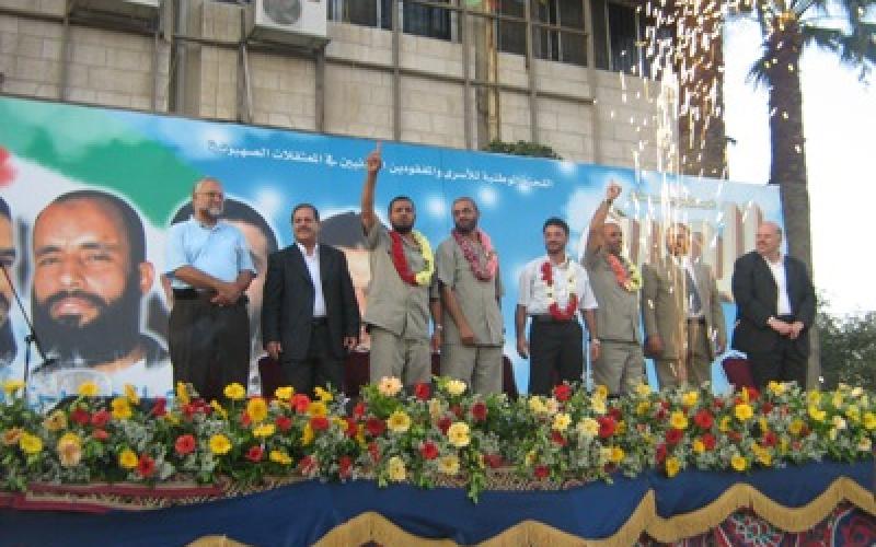 الحمام يطير احتفالا بالاسرى الاربعة