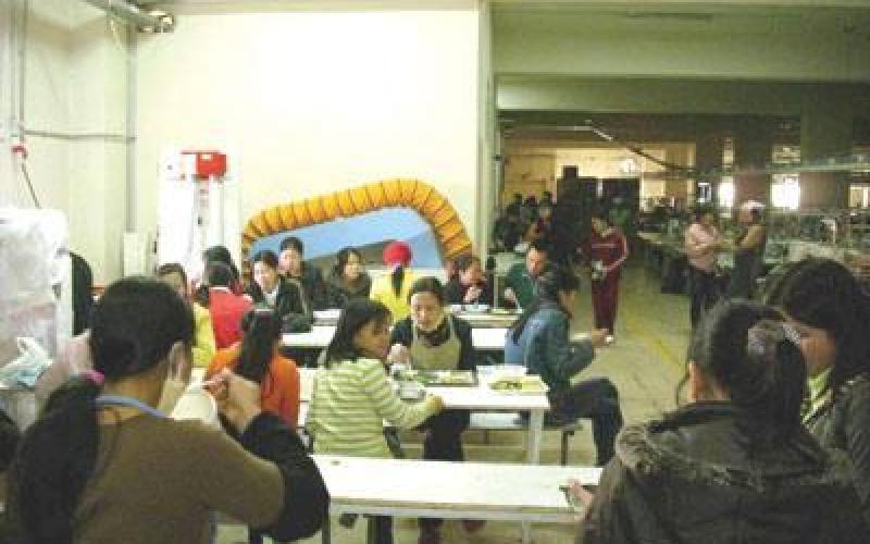 إغلاق شركتين صينيتين وهدر حقوق مئات العمال