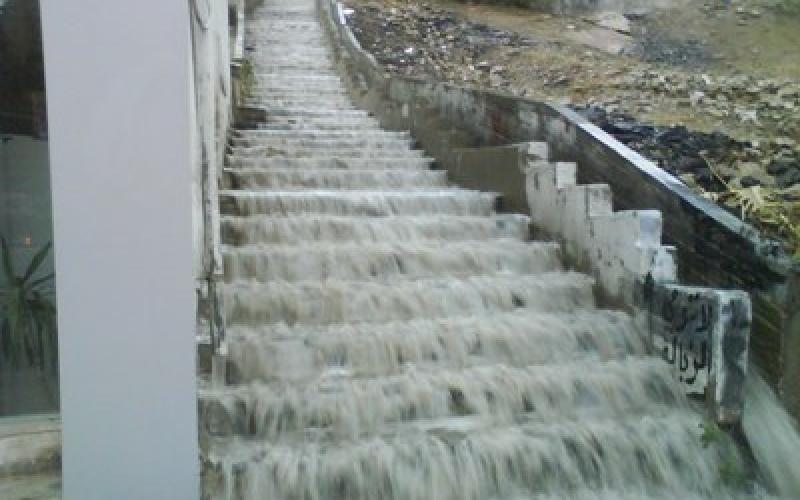 أدراج عمان تفيض بمياه الأمطار