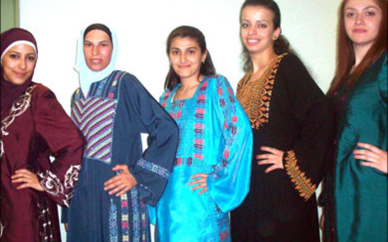 عارضات من الصم والبكم يعرضن جمال الصمت