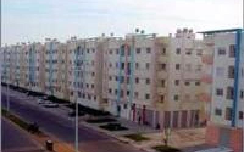 شقق سكن كريم..تشقق جدران وتسرب مياه..ومزاجية في القرعة