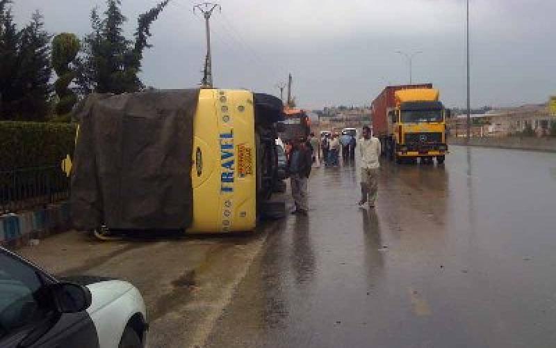إصابة 15 حاج بجروح بحادث سير على طريق شويعر