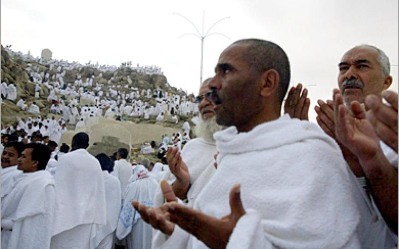 500 حاج عالقون على حدود المدوره بانتظار منحة