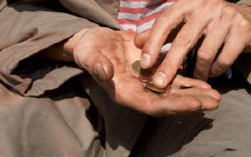 متسولون يستخدمون الدين غطاءا لاستجداء الأموال