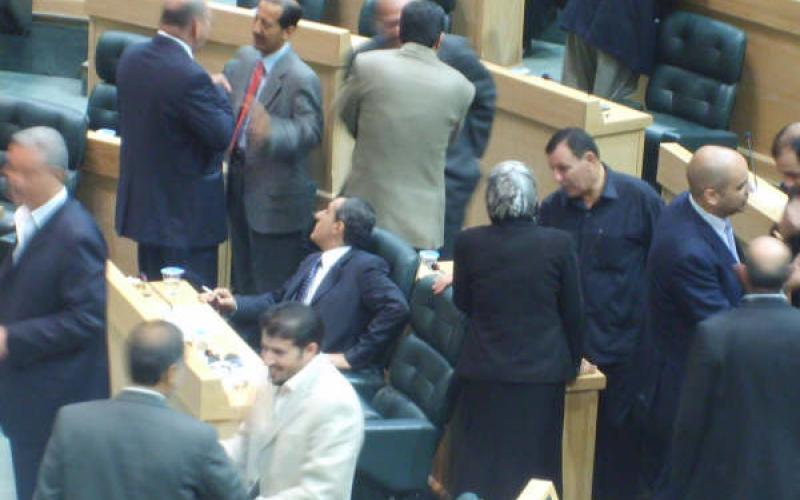 نواب ووزراء يقفون وقفة إجلال للصحفي العراقي منتظر