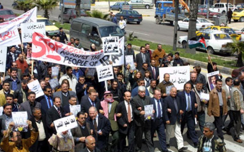 33 شابا يطلقون حملة صحفيون مع وقف التنفيذ