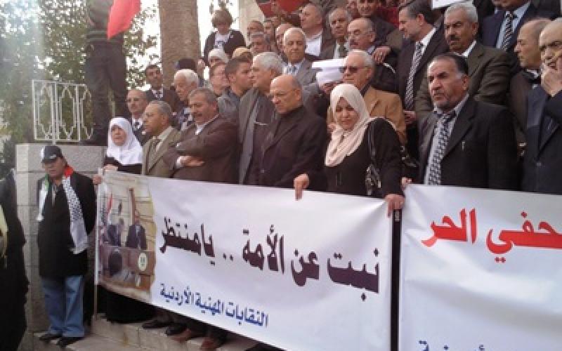 في اعتصام النقابات..رقص بالأحذية وقصائد تحقر بوش