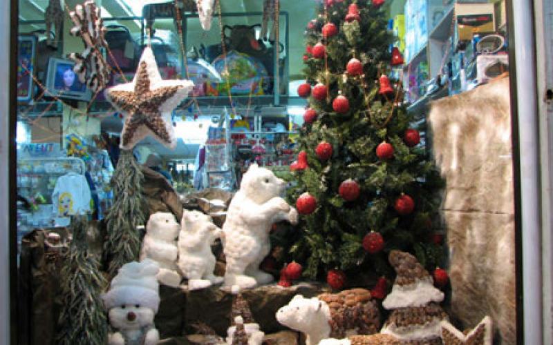 الحصن تضاء بأنوار شجرة الميلاد