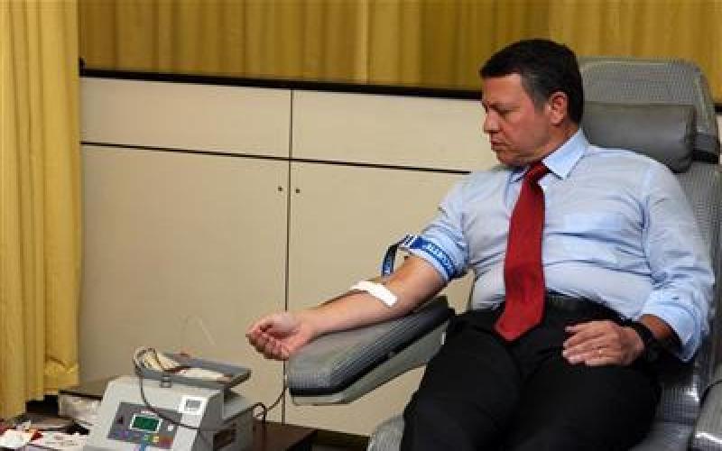 الملك يتبرع بدمه لغزة