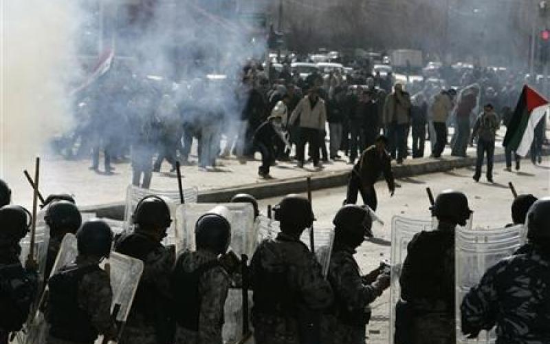 اشتباكات ومسيل دموع في مسيرة الوحدات
