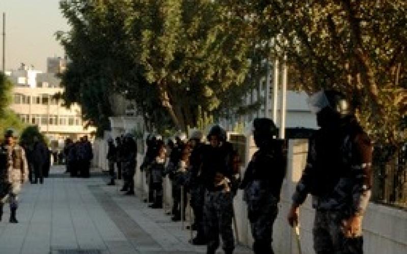 قوات الامن تمنع نصب خيمة احتجاجية امام "النواب"