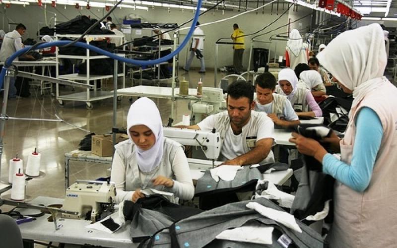 "عمال الألبسة" محرومون محاباة للمستثمر