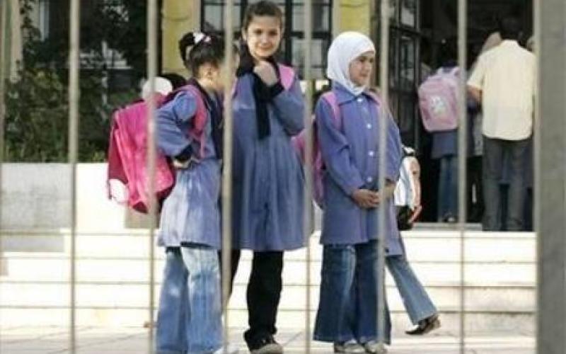 الاعتداء على معلمة وطالباتها بالحجارة