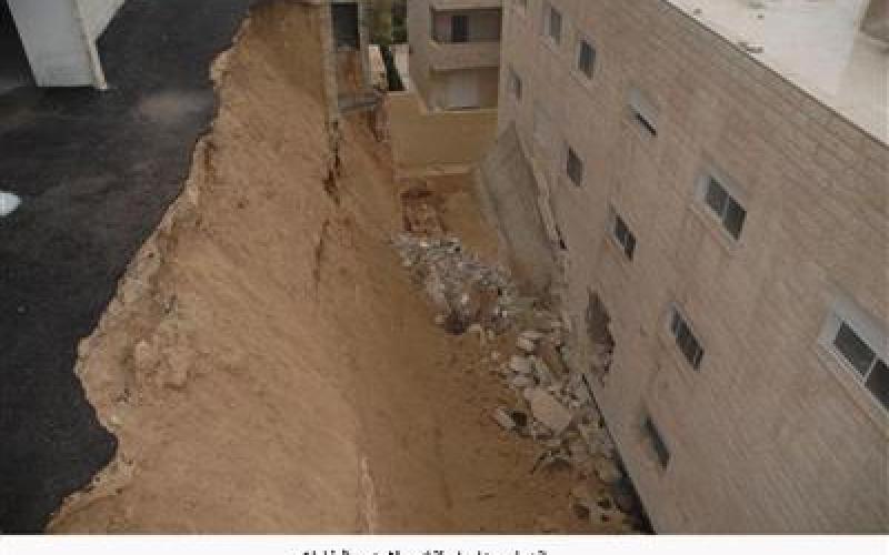 انهيار جدار استنادي لاحدى البنايات