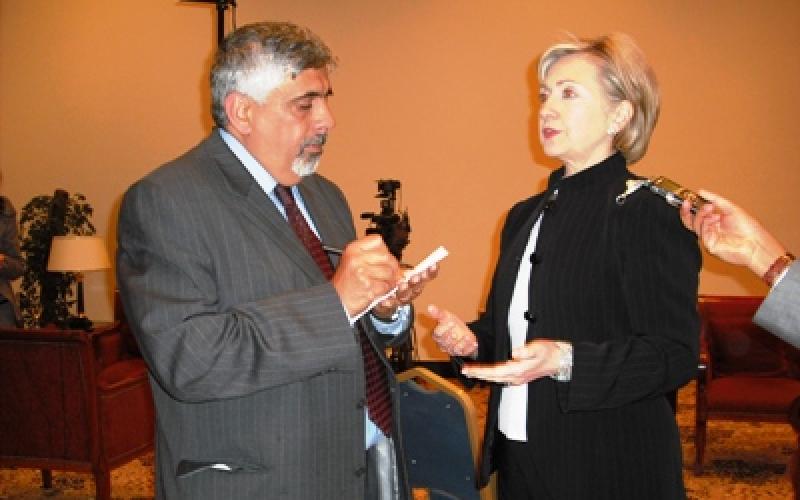 هيلاري كلينتون تتهرب من سؤال عمان نت حول العقاب الجماعي لاهل غزة