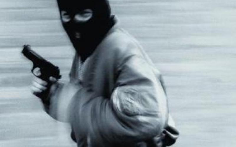 القبض على لصوص قاموا بسلب عدد من المحلات التجارية