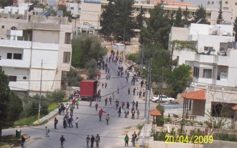 معلمون يعتصمون في السلط احتجاجا على توقيف مدير مدرستهم