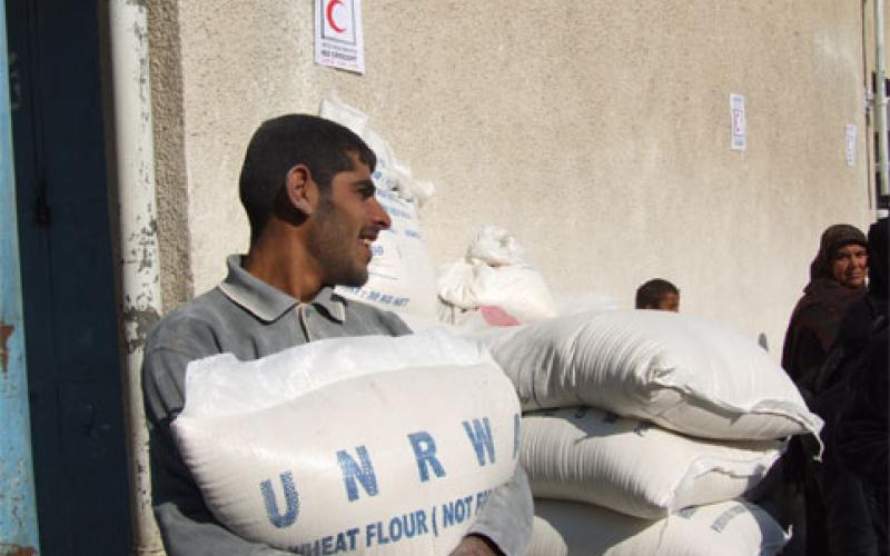 إدارة الأونروا تعقد اجتماعاً مع لجنة العاملين