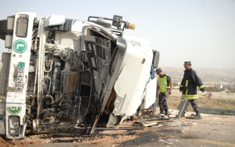 وفاه وإصابتين إثر تدهور قلاب