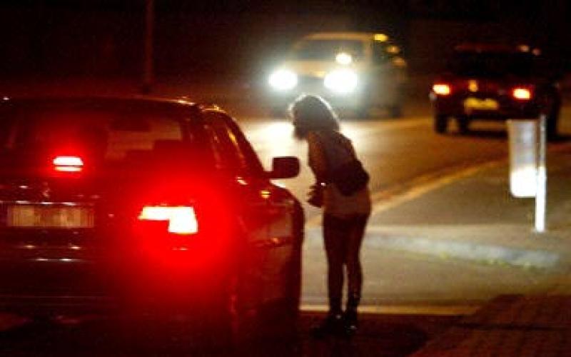 القبض على فتاتين بتهمة الدعارة