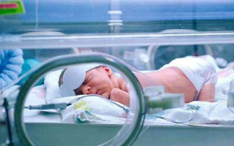 أخ يتسبب بموت دماغي لشقيقه الصغير