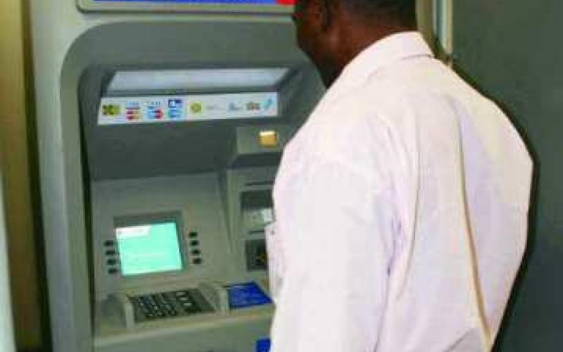 القبض على مزوري بطاقات صراف آلي في الزرقاء