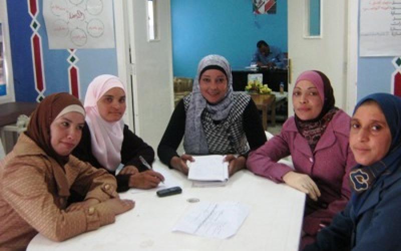 فتيات يكرسن وقتهن لخدمة المعاقين