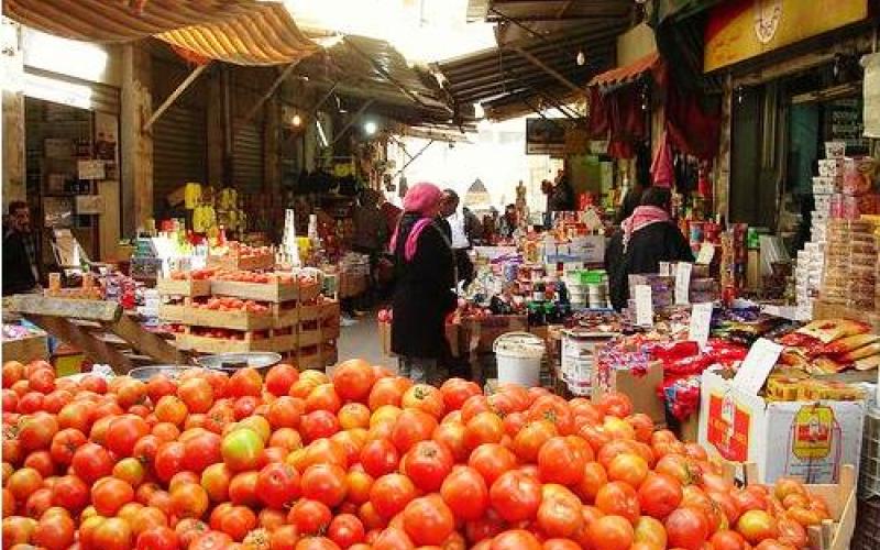 مزارعون يشتكون من استغلال مصنع رب البندورة