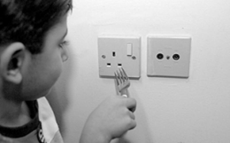 عبث الاطفال يخلف 3456 حادثا العام الماضي