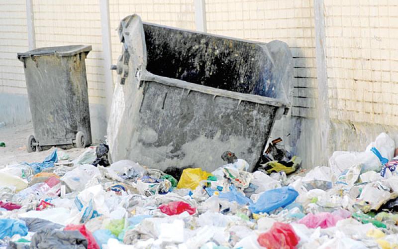 عمال النظافة يبيعون حاويات القمامة كخردة في الأغوار