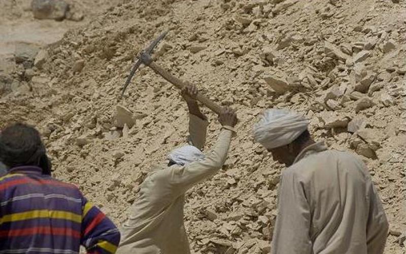 باص الوافدين "بعبع" يرعب العمال المصريين