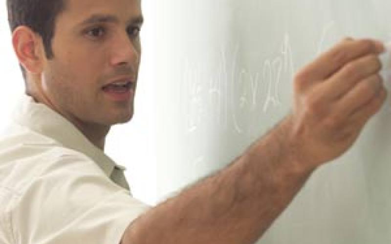 مذكرة نيابية تطالب برفع علاوة المعلمين