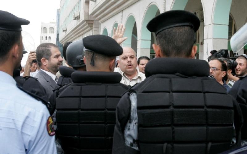 وزير الداخلية يعد بلجنة تحقيق في قضية ضرب النقباء