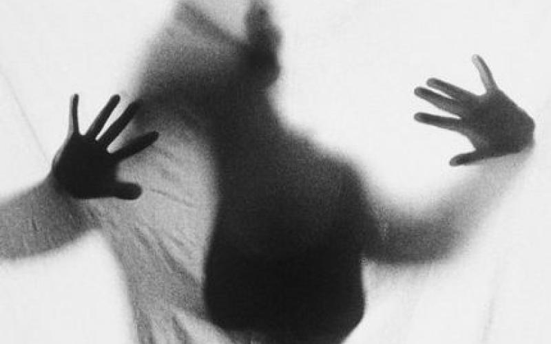 الإساءة الجنسية للمرأة: عنف وإجبار أو إهمال وهجران