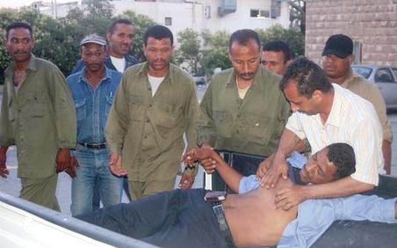 نقل عدد من عمال الموانىء المضربين الى المستشفى