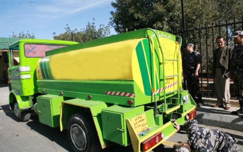 تسرب بنزين يغلق شارع الملكة رانيا