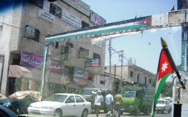 بسطات الخضار تقلق اصحاب المحلات في سوق دير علا