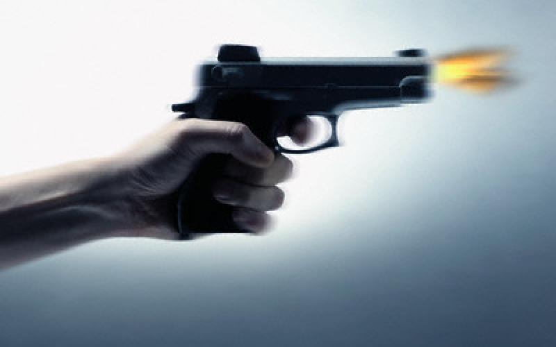 في جبل الحسين قتله لأنه رمى بالقمامة أمام منزله