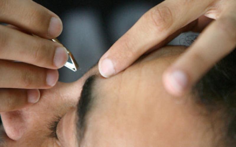 رجال يزاحمون النساء على أبواب عيادات التجميل